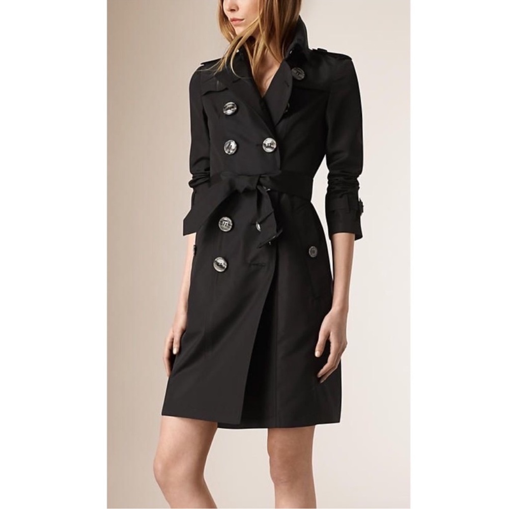 NWT Burberry Black Gabardine Trench Coat with Double-Breasted and Wide Collar